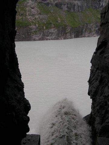 une arrivee d eau sous la montagne pour la centrale de Fionnay
